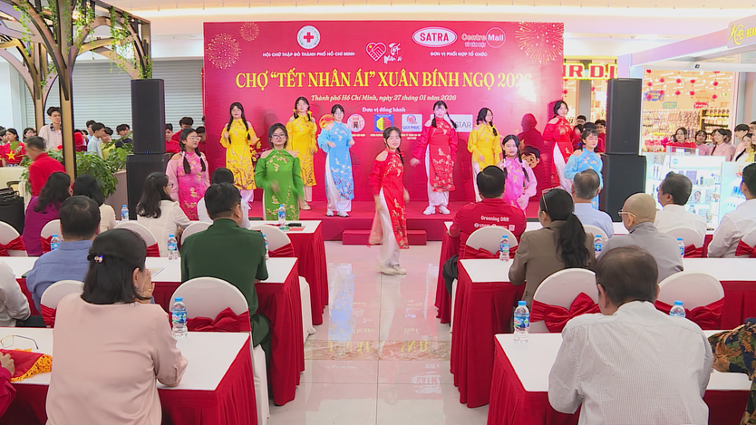 Chợ Tết Nhân ái: Hơn 1.000 người dân được mua sắm miễn phí - Ảnh 2.