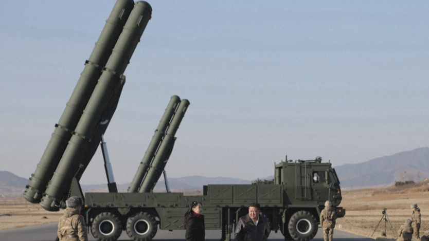 Triều Tiên công bố hình ảnh ông Kim Jong Un cùng con gái giám sát phóng tên lửa đa nòng cỡ lớn - Ảnh 2.