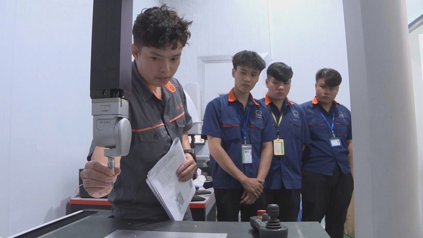 ĐƯA NGHỊ QUYẾT ĐẢNG VÀO GIẢNG ĐƯỜNG, NHÀ MÁY - Ảnh 2.