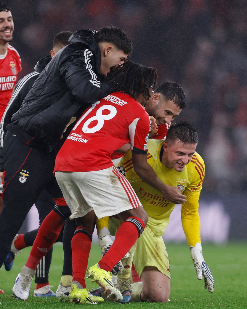 Mourinho đạo diễn cú sốc: Thủ môn Benfica ghi bàn, Real Madrid gục ngã - Ảnh 1.