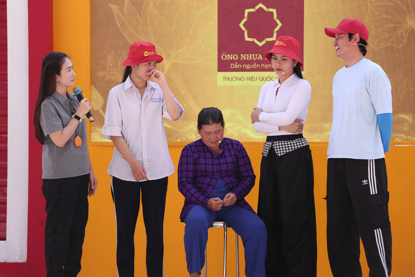 Mái ấm gia đình Việt: Mai Phương vừa học vừa làm để kiếm tiền nuôi mẹ đau bệnh - Ảnh 9.