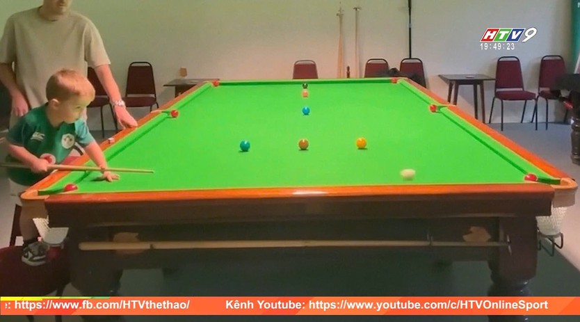 Kỷ lục thế giới của cậu bé 2 tuổi ở môn billard snooker - Ảnh 2.
