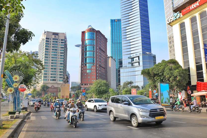 Đường phố TP.HCM ngày làm việc đầu tiên năm 2026: Hối hả người… 'chạy Tết Nguyên đán' - Ảnh 10.