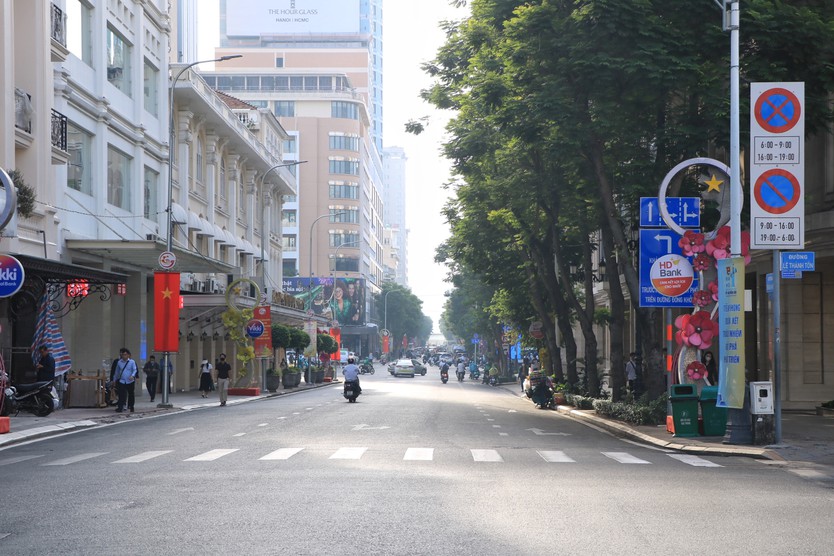 Đường phố TP.HCM ngày làm việc đầu tiên năm 2026: Hối hả người… 'chạy Tết Nguyên đán' - Ảnh 11.