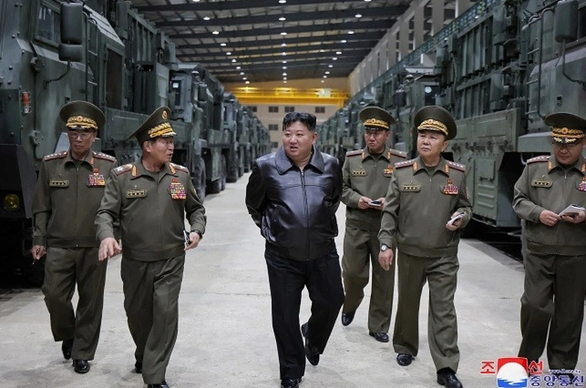Chủ tịch Triều Tiên Kim Jong Un giám sát vụ phóng thử các tên lửa siêu vượt âm- Ảnh 1.