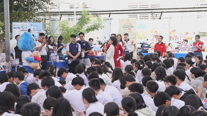 Khai mạc chương trình tư vấn tuyển sinh "Đúng ngành nghề - Sáng tương lai" năm 2026 - Ảnh 3.