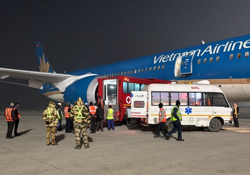 Máy bay Vietnam Airlines hạ cánh khẩn cấp tại Ấn Độ cấp cứu khách - Ảnh 1.
