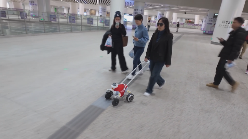 Robot tích hợp A.I. hỗ trợ người khiếm thị đi metro - Ảnh 1.