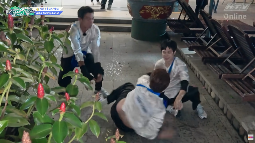 Trấn Thành bị đàn em hợp lực "đánh úp"- Ảnh 2.