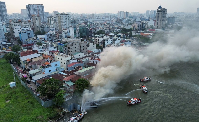 Tiếp tục điều tra nguyên nhân vụ cháy du thuyền King Yacht trên sông Sài Gòn - Ảnh 1.