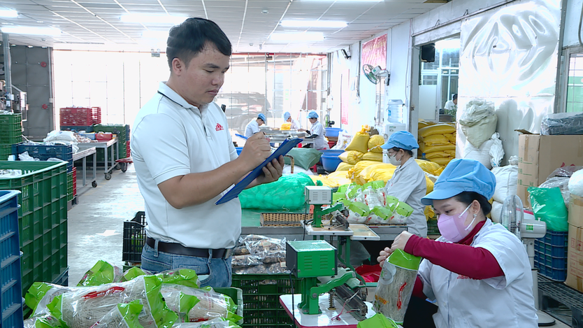TP. Hồ Chí Minh: Doanh nghiệp chủ động tăng lương, "giữ chân" người lao động mùa cao điểm Tết - Ảnh 2.