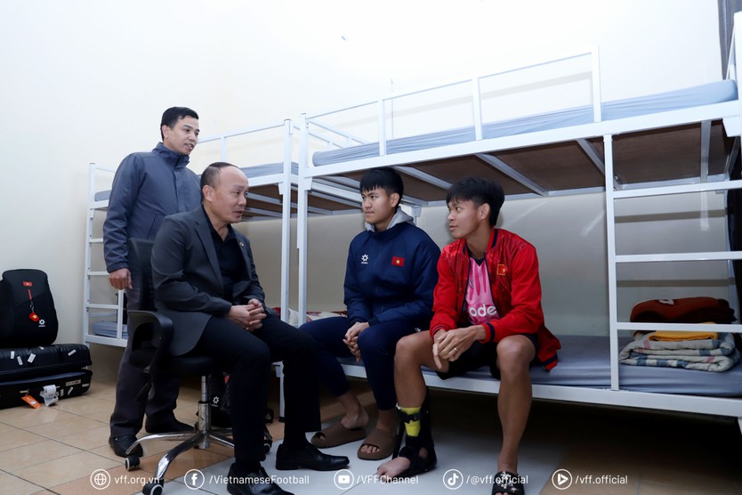 Lãnh đạo LĐBĐ Việt Nam đến thăm và động viên cầu thủ U23 đang điều trị chấn thương - Ảnh 2.