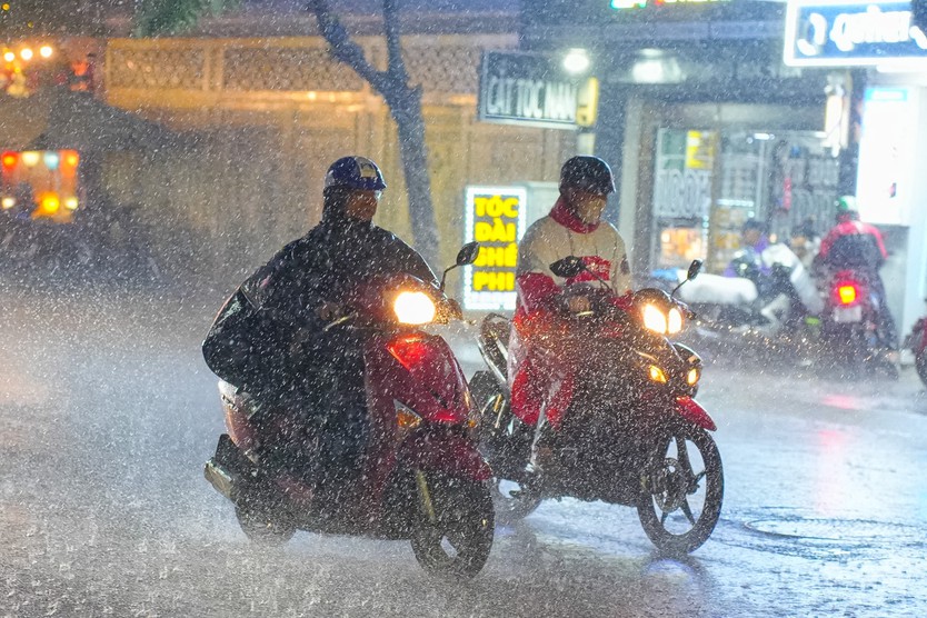Mưa lớn, sấm chớp liên tục ở TP. Hồ Chí Minh: Cảnh báo còn kéo dài - Ảnh 1.