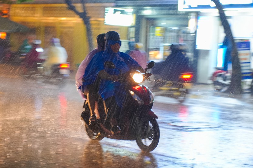 Mưa lớn, sấm chớp liên tục ở TP. Hồ Chí Minh: Cảnh báo còn kéo dài - Ảnh 4.