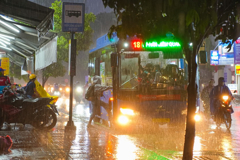 Mưa lớn, sấm chớp liên tục ở TP. Hồ Chí Minh: Cảnh báo còn kéo dài - Ảnh 2.