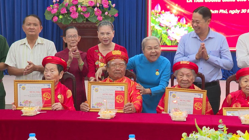 Lễ mừng thọ ấm áp dành cho các cựu chiến sĩ cách mạng bị địch bắt tù đày - Ảnh 3.