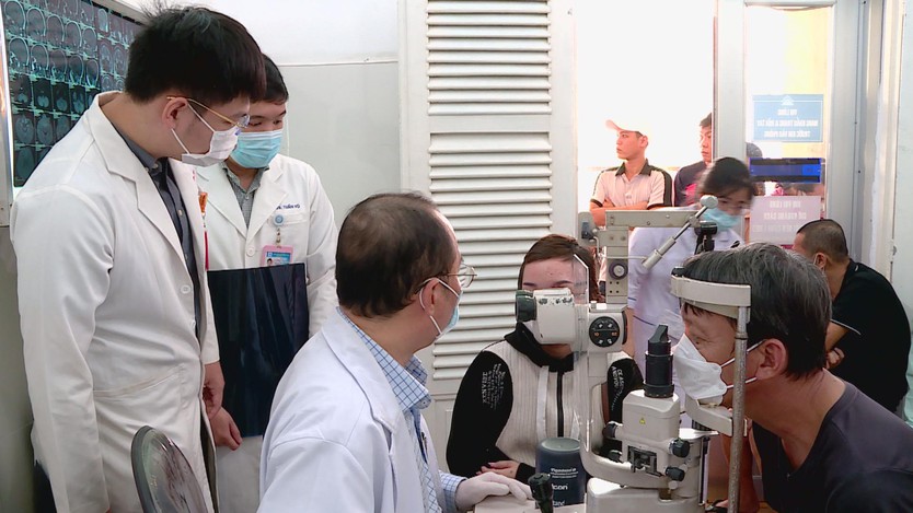 Người cao tuổi cần lưu ý gì để bảo vệ thị lực? - Ảnh 2.