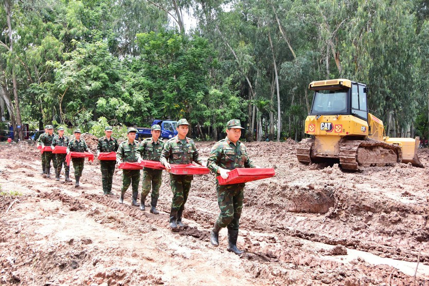 Quy tập 19 bộ hài cốt liệt sĩ trong ngày 1/10 tại Công viên Lê Thị Riêng - Ảnh 2.