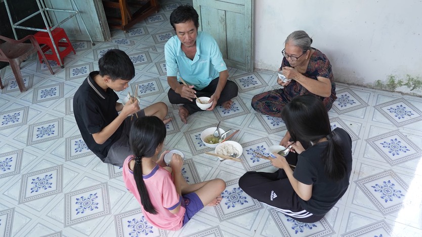 Cô bé mong mua áo mới cho cha | Mái ấm gia đình Việt - Ảnh 2.