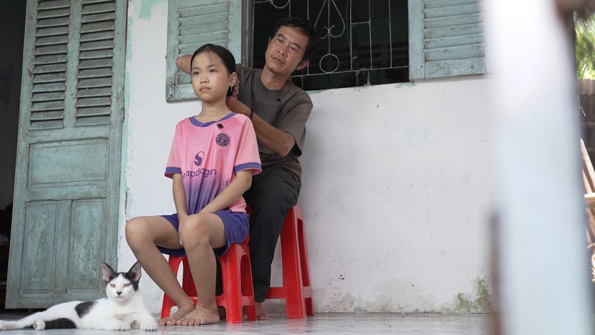 Cô bé mong mua áo mới cho cha | Mái ấm gia đình Việt - Ảnh 9.
