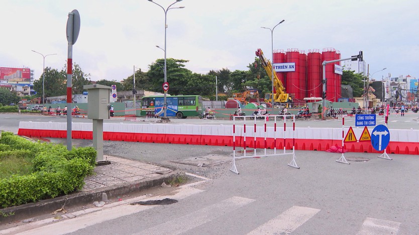 Phân luồng giao thông phục vụ thi công metro số 2 - Ảnh 1.