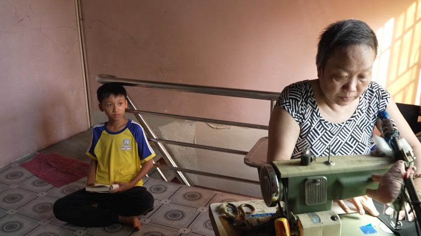 Cậu bé chăm mẹ ung thư giai đoạn cuối | Mái ấm gia đình Việt - Ảnh 2.