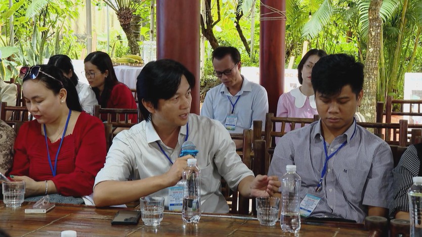Đại biểu đứng cầm micro phát biểu giữa không gian nhà vườn sinh thái cùng đoàn khảo sát - Ảnh 4.
