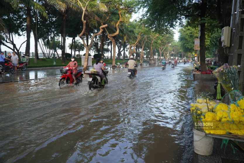 Đỉnh triều cường dâng 2,17 mét khiến nhà dân ở trung tâm TP. Đồng Nai nước ngập lênh láng - Ảnh 2.