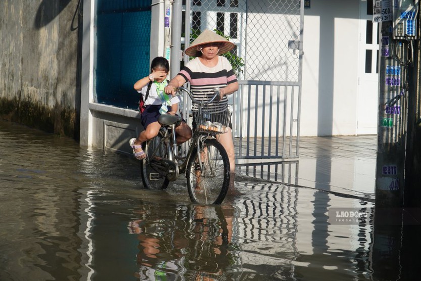 Đỉnh triều cường dâng 2,17 mét khiến nhà dân ở trung tâm TP. Đồng Nai nước ngập lênh láng - Ảnh 3.