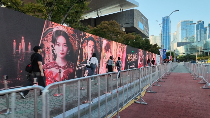 “Hoàng hậu tái hôn” gây chú ý tại Liên hoan phim quốc tế Busan - Ảnh 8.