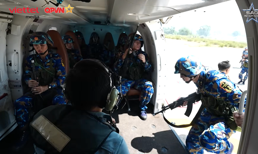 Châu Bùi, Văn Mai Hương xúc động khi lần đầu ngồi trực thăng quân đội | Sao Nhập Ngũ 2026 - Ảnh 2.