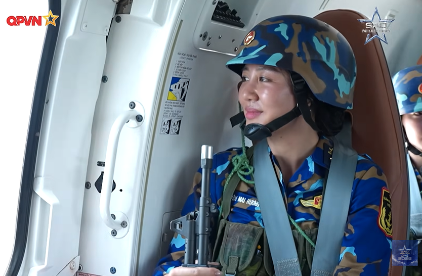 Châu Bùi, Văn Mai Hương xúc động khi lần đầu ngồi trực thăng quân đội | Sao Nhập Ngũ 2026 - Ảnh 14.