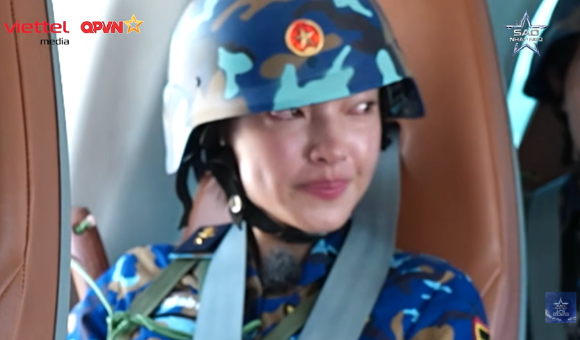 Châu Bùi, Văn Mai Hương xúc động khi lần đầu ngồi trực thăng quân đội | Sao Nhập Ngũ 2026 - Ảnh 11.
