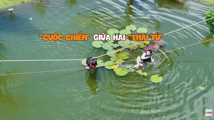 Út Hiếu hóa Jack trong Titanic ôm Ngô Kiến Huy giữa màn đu dây lắc lẻo | 2 Ngày 1 Đêm  - Ảnh 4.