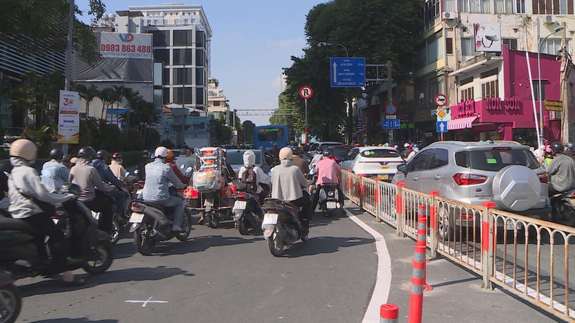 TP. Hồ Chí Minh: Ùn ứ kéo dài tại đường Nguyễn Thị Minh Khai, áp lực dồn về Võ Văn Tần - Ảnh 5.