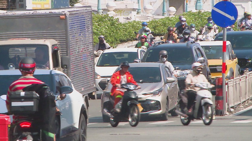 TP. Hồ Chí Minh: Ùn ứ kéo dài tại đường Nguyễn Thị Minh Khai, áp lực dồn về Võ Văn Tần - Ảnh 4.