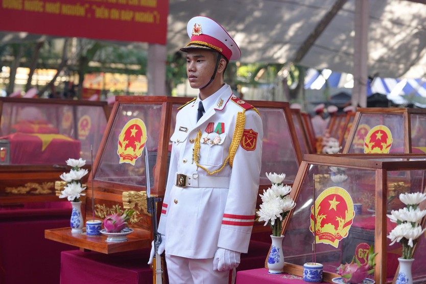 Không khí trang nghiêm tại lễ truy điệu, an táng 731 hài cốt liệt sĩ ở TP. Hồ Chí Minh - Ảnh 4.