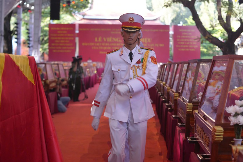 Không khí trang nghiêm tại lễ truy điệu, an táng 731 hài cốt liệt sĩ ở TP. Hồ Chí Minh - Ảnh 7.