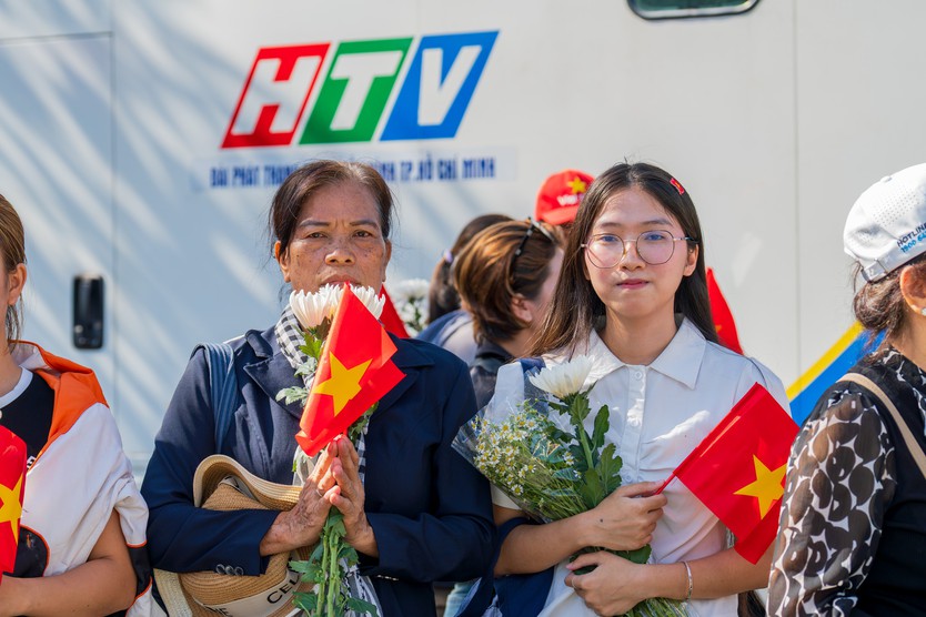 Sắc trắng tri ân ngày Anh trở về - Ảnh 6.