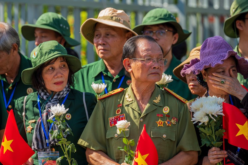 Sắc trắng tri ân ngày Anh trở về - Ảnh 4.