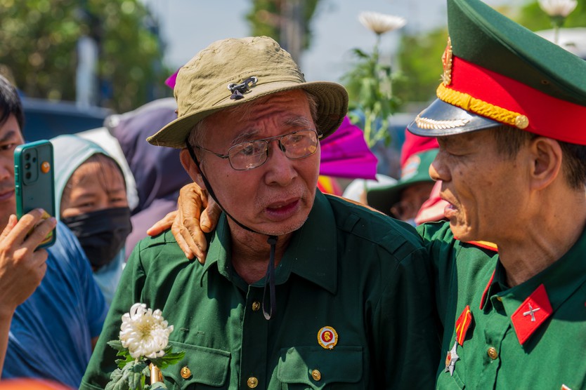 Sắc trắng tri ân ngày Anh trở về - Ảnh 7.