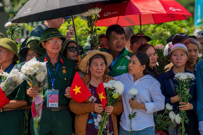 Sắc trắng tri ân ngày Anh trở về - Ảnh 5.