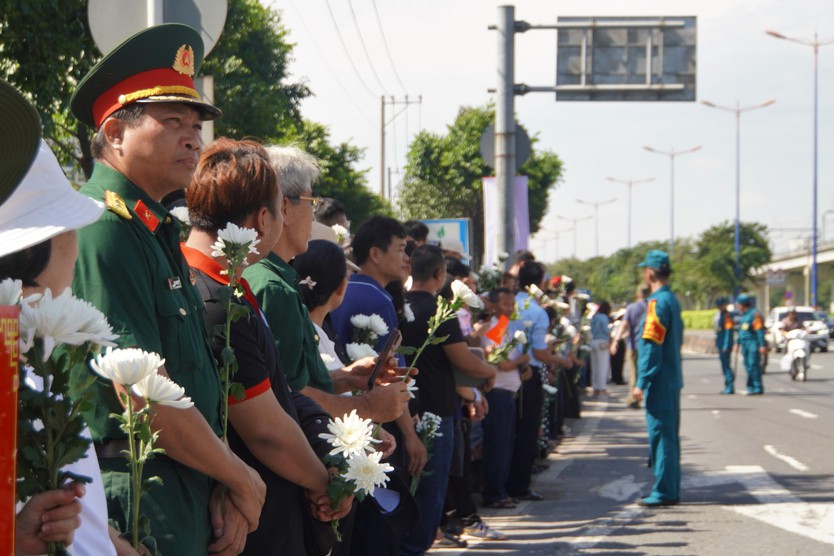 Người dân Thủ Đức gửi nhành hoa trắng tiễn đưa các liệt sĩ - Ảnh 1.