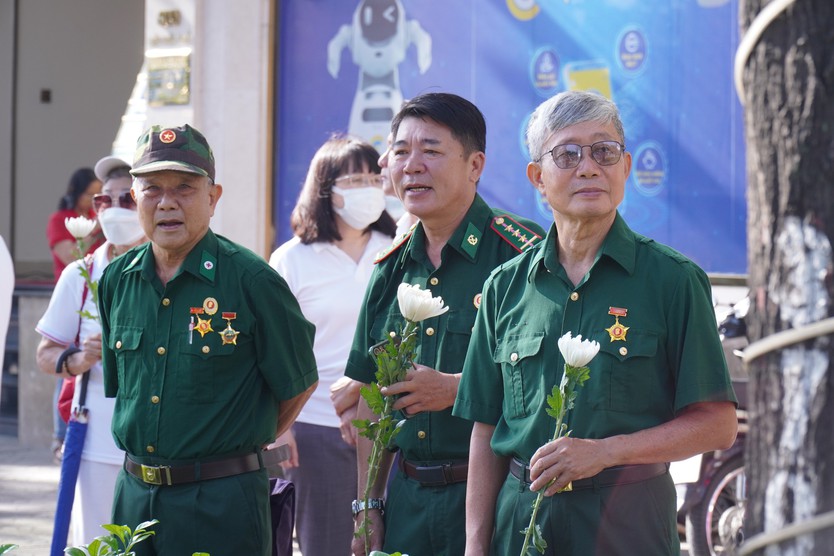 Những nhành cúc trắng gửi lòng biết ơn đến các anh hùng liệt sĩ tại điểm cầu Văn Thánh - Ảnh 5.