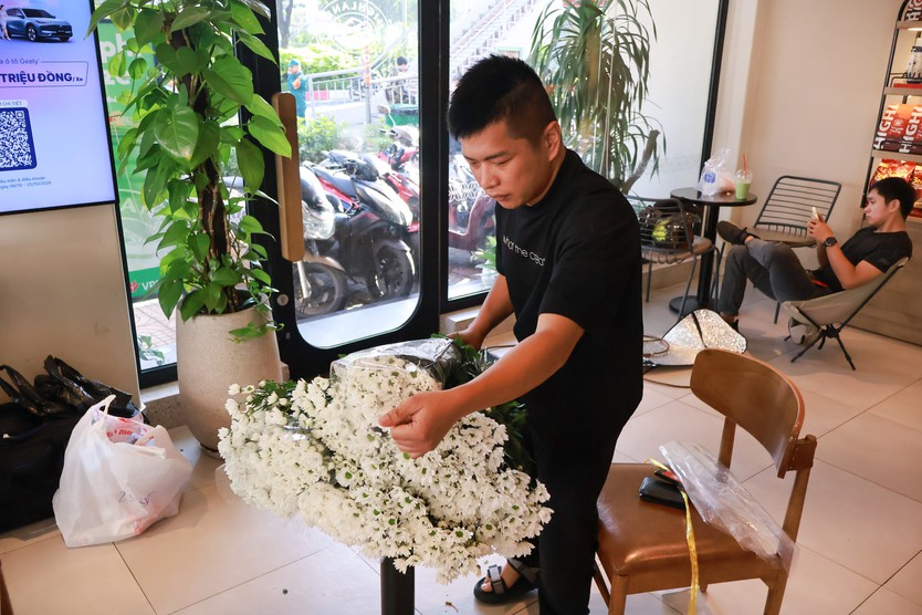 Những nhành cúc trắng gửi lòng biết ơn đến các anh hùng liệt sĩ tại điểm cầu Văn Thánh - Ảnh 2.