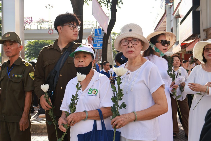Những nhành cúc trắng gửi lòng biết ơn đến các anh hùng liệt sĩ tại điểm cầu Văn Thánh - Ảnh 1.