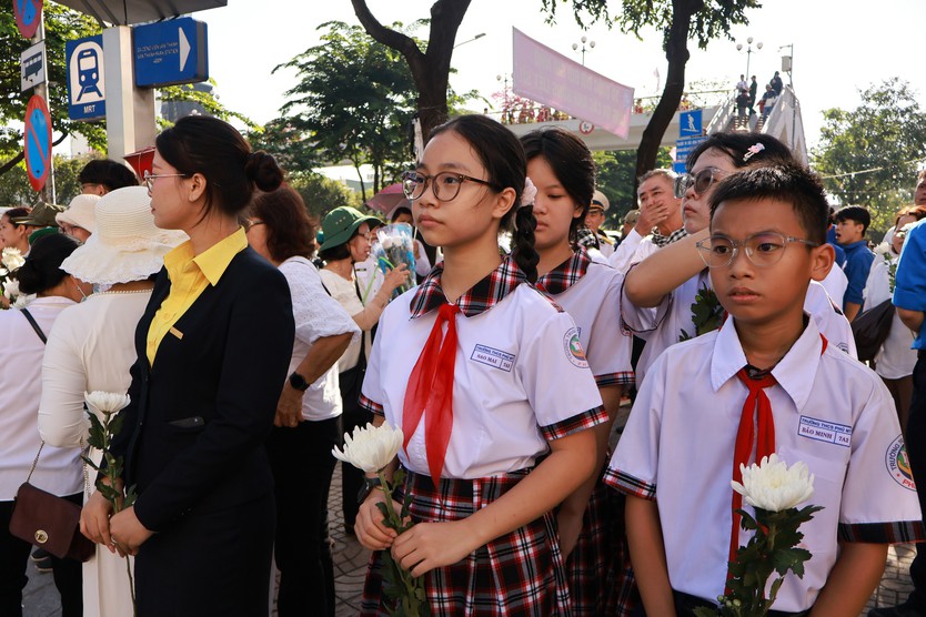 Những nhành cúc trắng gửi lòng biết ơn đến các anh hùng liệt sĩ tại điểm cầu Văn Thánh - Ảnh 4.