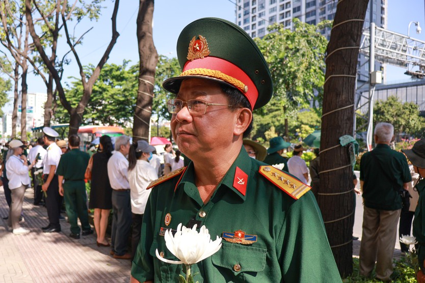 Những nhành cúc trắng gửi lòng biết ơn đến các anh hùng liệt sĩ tại điểm cầu Văn Thánh - Ảnh 6.