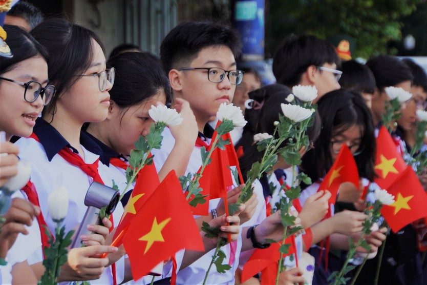Người dân Thủ Đức gửi nhành hoa trắng tiễn đưa các liệt sĩ - Ảnh 2.
