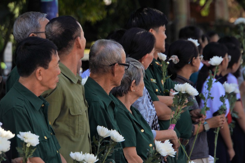 Người dân Thủ Đức gửi nhành hoa trắng tiễn đưa các liệt sĩ - Ảnh 4.